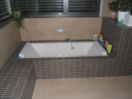 Badewanne mit beheizter Sitzbank